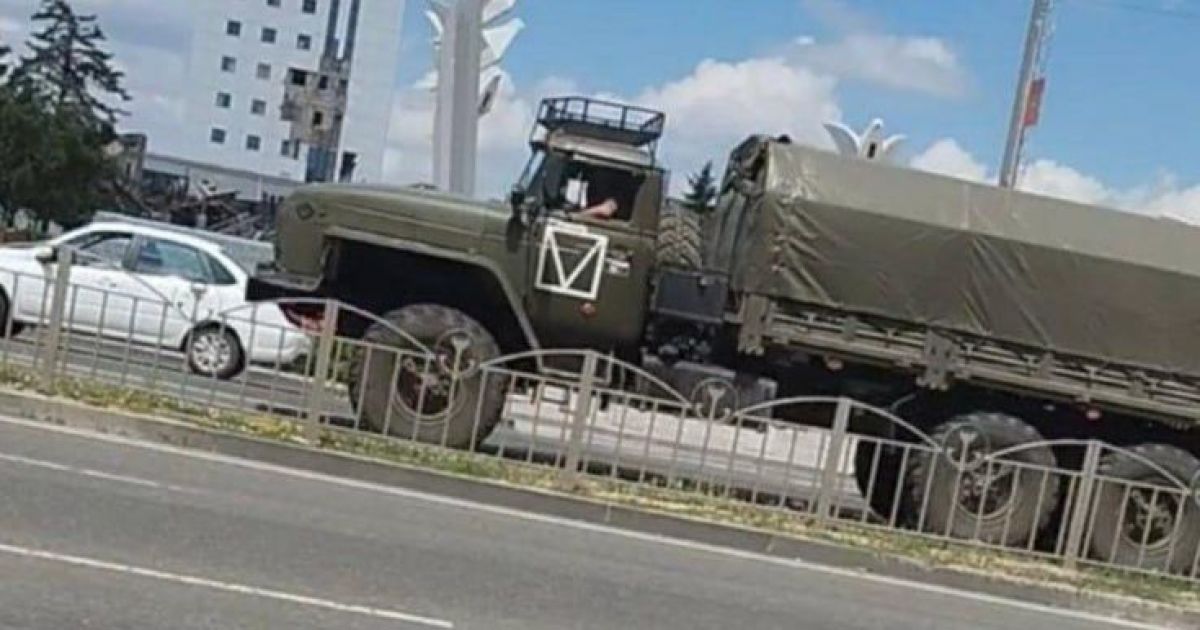 Колона з пораненими окупантами у Маріуполі