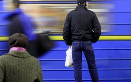 В Киеве пассажирка бросилась под поезд метро