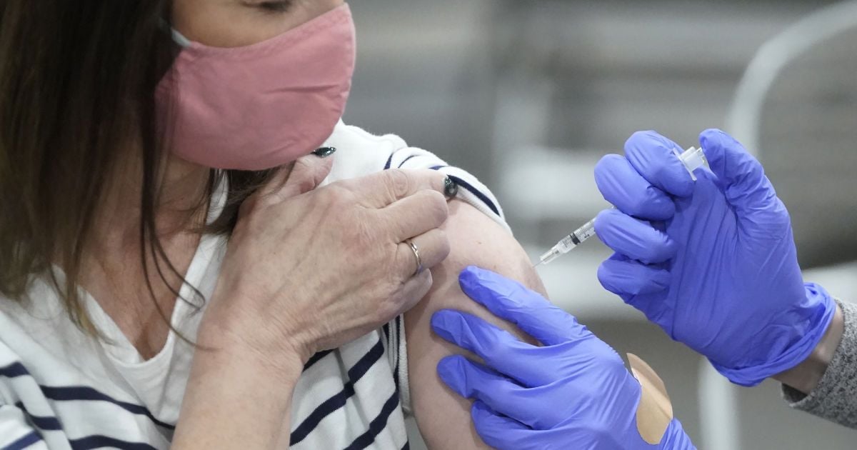 Чи можна захворіти від вакцини проти коронавірусу: пояснення МОЗ