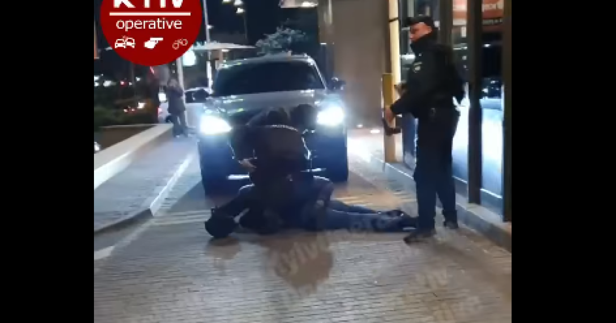 Во время задержания выпала граната: в Киеве мужчина на парковке заведения питания угрожал пистолетом