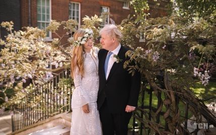 Кружевное платье и цветы в волосах: появились фото тайной свадьбы 56-летнего Бориса Джонсона