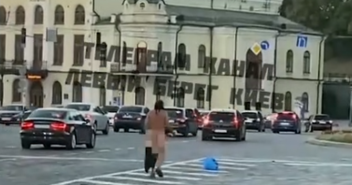 На Хрещатику проїжджою частиною ходив голий чоловік