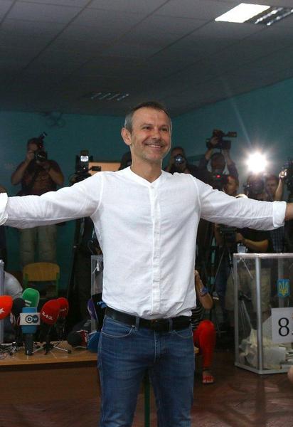 З родинами та в гарному гуморі. Як голосують кандидати в нардепи на парламентських виборах