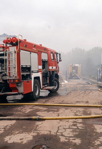 Спасатели на месте пожара