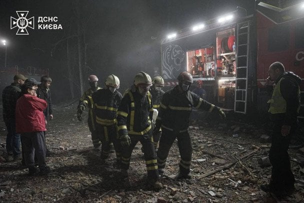 Руйнування в Києві після атаки у ніч проти 24 квітня / © ДСНС