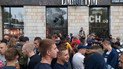 Кидали яйця і палили шини: активісти помстилися магазину, який стер графіті на Грушевського