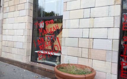 ﻿Власник магазина на Грушевського запевнив, що графіті Майдану замалювали не за його наказом