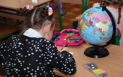 Длинные каникулы и генераторы: как происходит обучение в школах Украины из-за отсутствия света