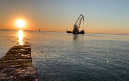 В Одессе подняли затонувший танкер Delfi