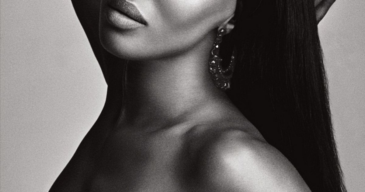 Кэмпбелл снялась в фотосете в стиле "ню"