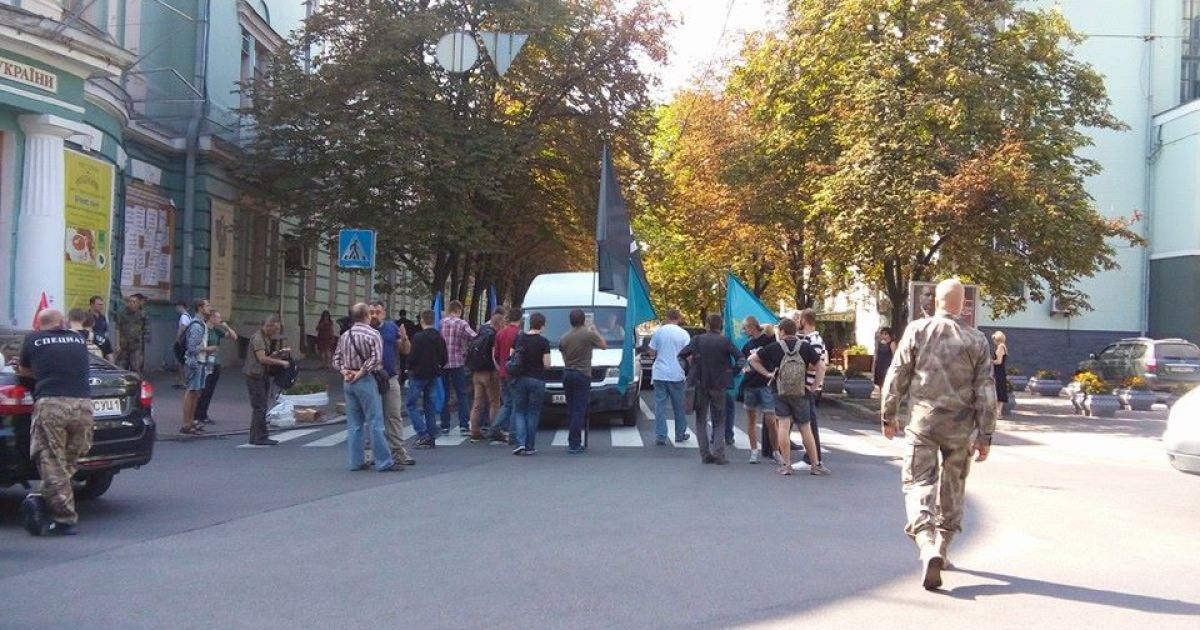 Активисты выявили человека, которого они идентифицировали как милиционера