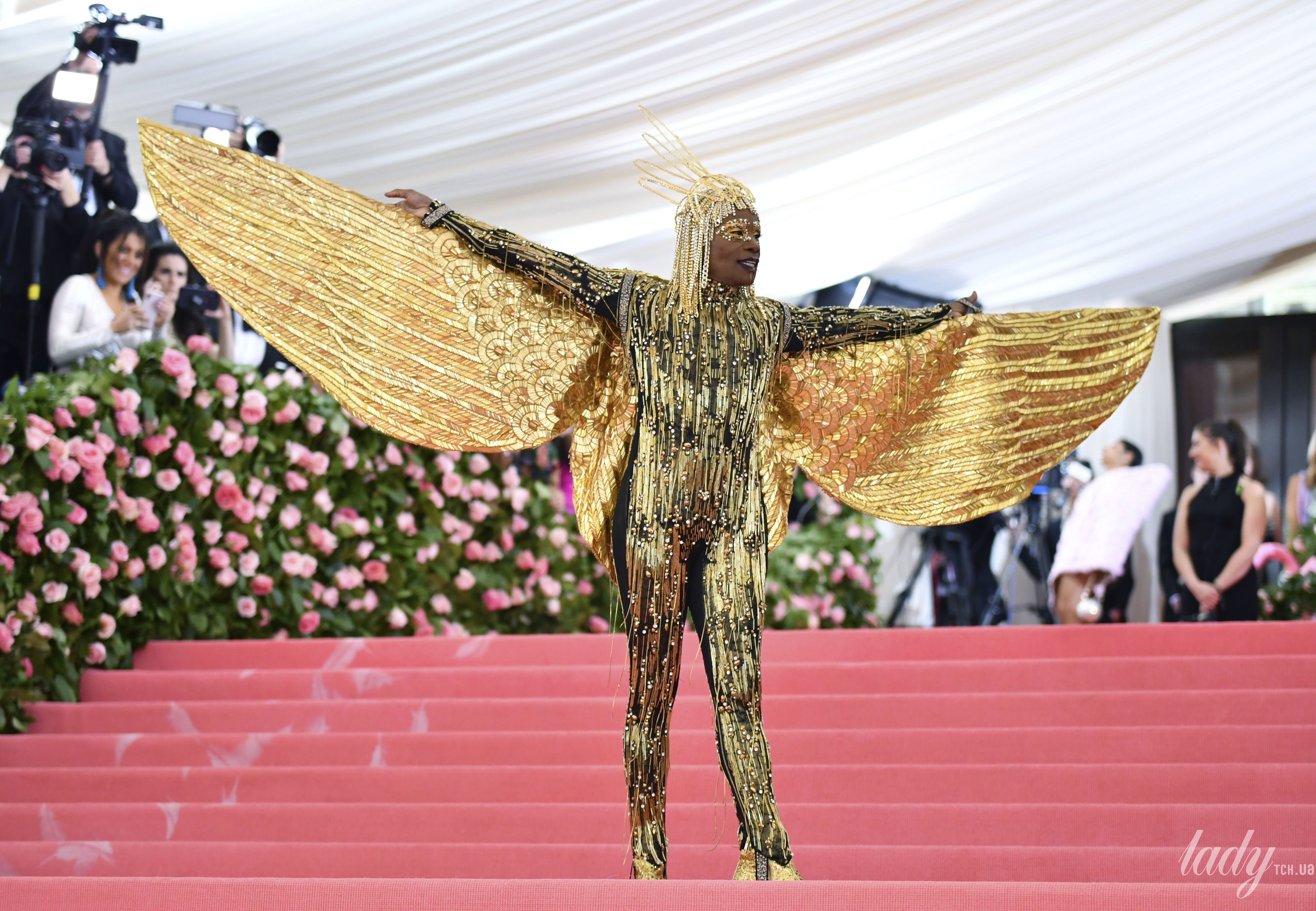 Золотые крылья и шесть обнаженных рабов: американский актер появился на Met  Gala в образе Клеопатры — Шоу-бизнес