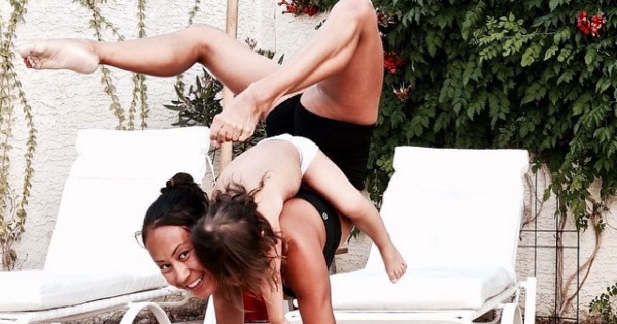 Экс-звезда Cirque du Soleil показала невероятные трюки вместе со своими крошечными детьми