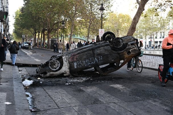Митингующие поджигают машины / © Associated Press