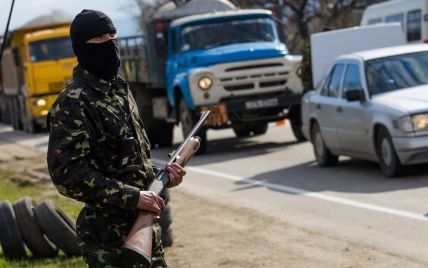 В Крыму российские военные таранили украинцев трактором и захватили КПП