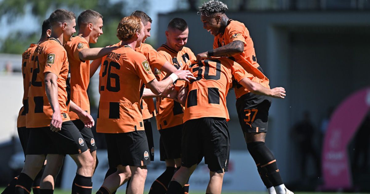 За три тура до конца "Шахтер" лидирует в УПЛ, опережая "Динамо" на 4 очка.