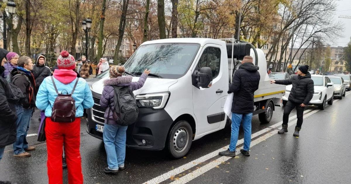 Заблокировали и развернули авто с бочкой: в Киеве антивакцинаторы отличились странной затеей (фото)