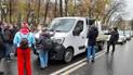 Заблокували та розвернули авто із бочкою: у Києві антивакцинатори відзначилися дивною витівкою (фото)