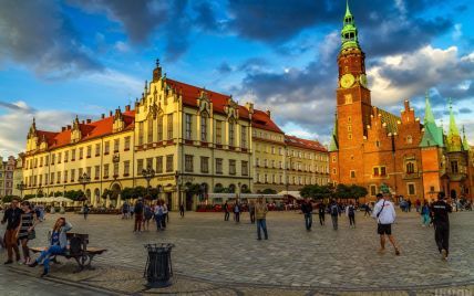Лимит посетителей в кафе и дистанционное обучение: в Польше усиливают карантин