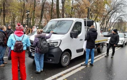 Заблокировали и развернули авто с бочкой: в Киеве антивакцинаторы отличились странной затеей (фото)