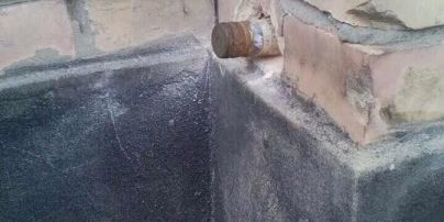 В Марьинке в стене школы обнаружили неразорвавшийся снаряд