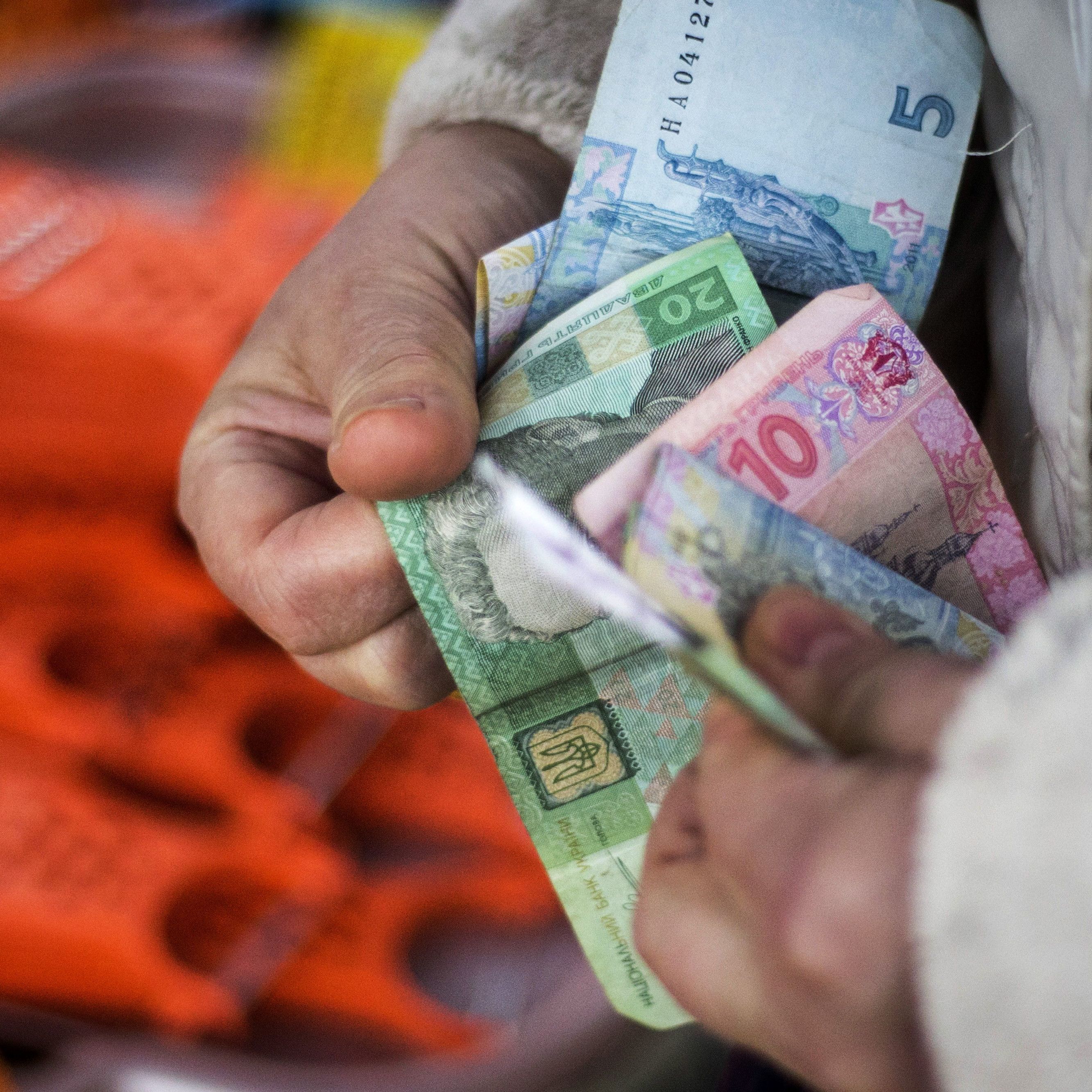 В уряді пояснили, хто з пенсіонерів отримає одноразово 2400 гривень