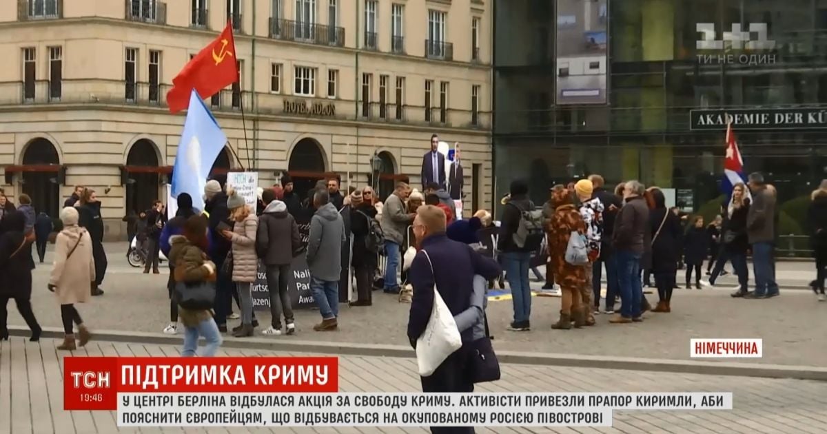 В центре Берлина против флешмоба за свободу Крыма вышли антиглобалисты с флагом СССР