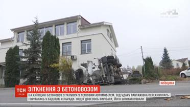 На Киевщине бетоновоз перевернулся и врезался в помещение сельского совета