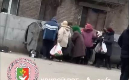 У Кривому Розі натовп пенсіонерів рився у смітнику біля супермаркету: шукали продукти (відео)