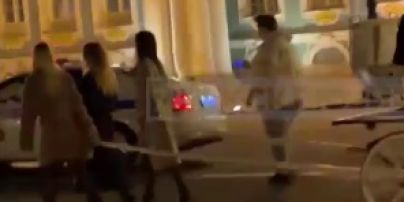 У Санкт-Петербурзі в карету запрягли трьох дівчат на високих підборах - відео