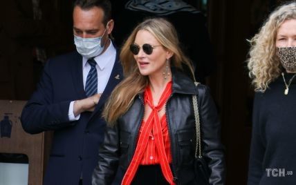 У червоній сорочці і шкіряній куртці: Кейт Мосс потрапила під приціл папараці в Парижі