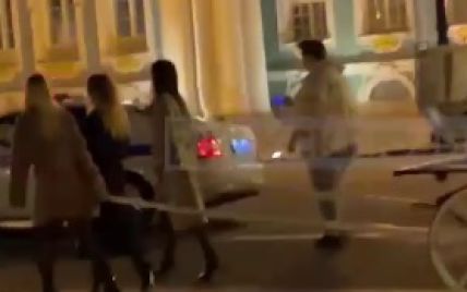 У Санкт-Петербурзі в карету запрягли трьох дівчат на високих підборах - відео