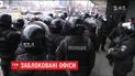 Співробітники АРМА силовим методом намагаються повернути орендовані приміщення у держвласність