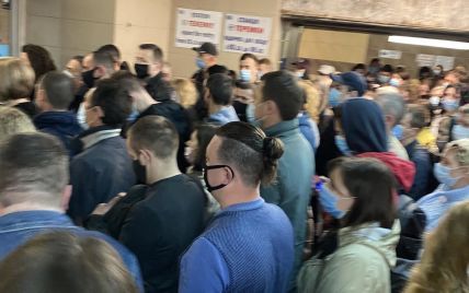В Киеве на одной из станций метро собралась огромная толпа: о дистанции не было и речи