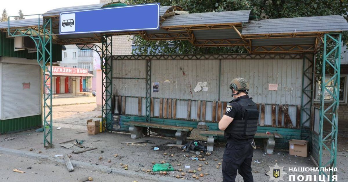 Российский дрон попал в автобусную остановку в Купянске