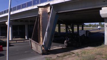 Ваговоз протаранив естакаду в Києві