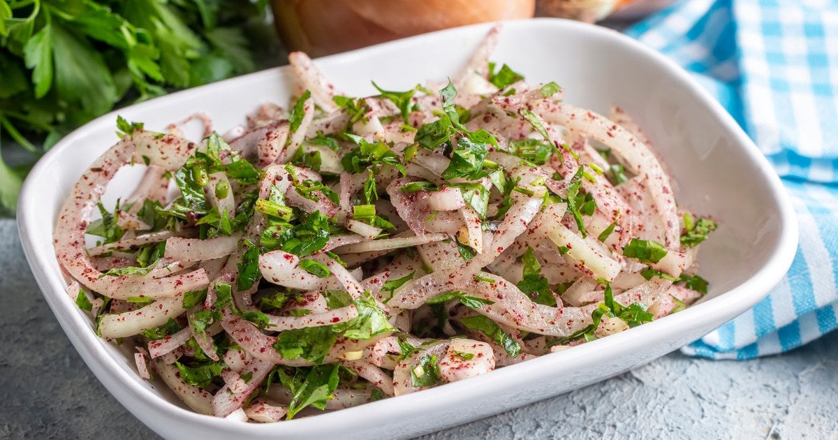 Маринованный лук с кинзой и кетчупом