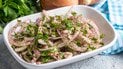 Маринованный лук с кинзой и кетчупом