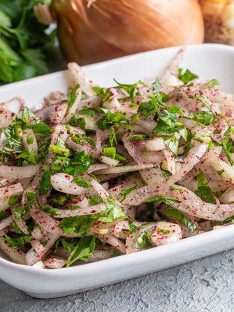 Маринованный лук с кинзой и кетчупом