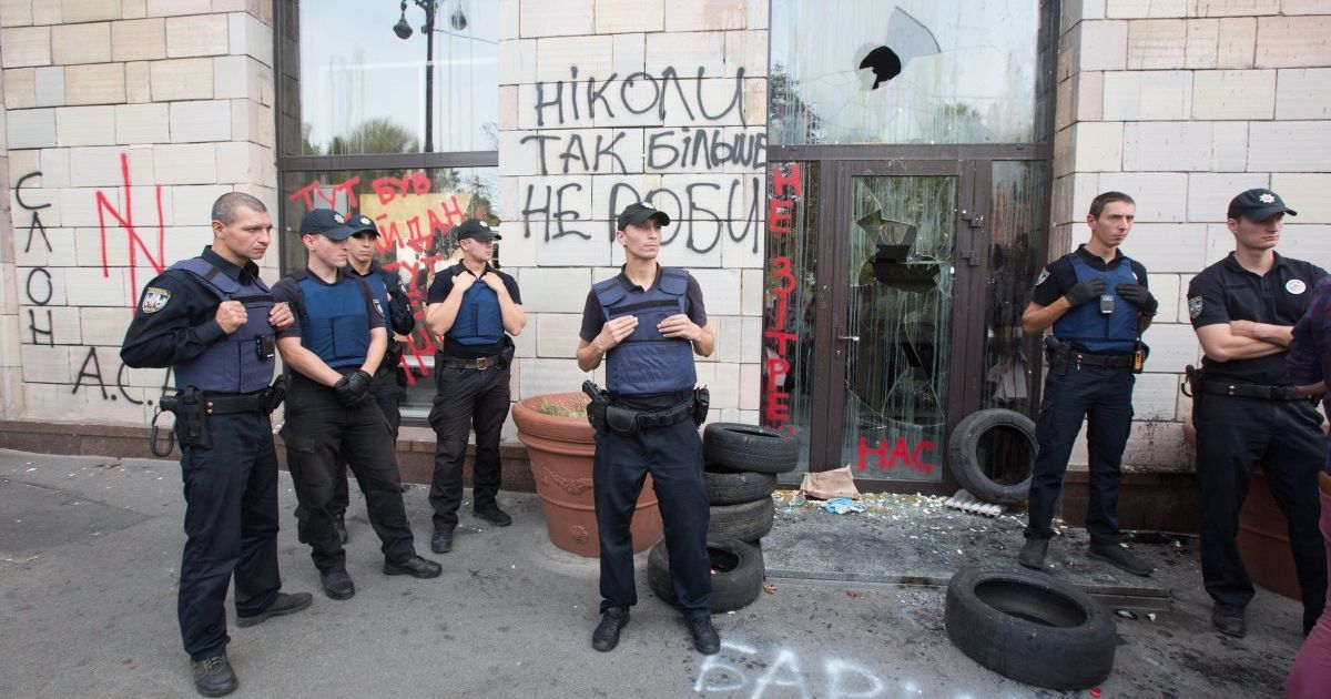 У Києві розгромили магазин, на фасаді якого стерли графіті часів Революції гідності _3 / © УНІАН