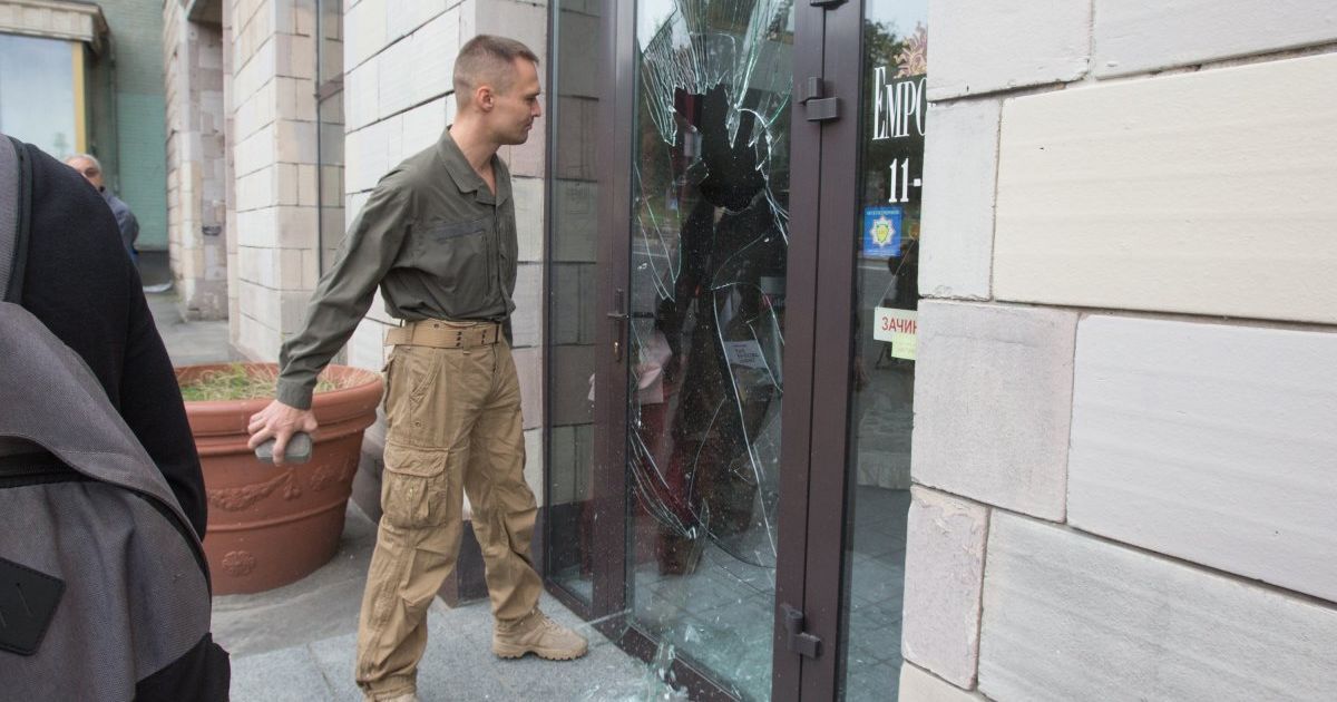 У Києві розгромили магазин, на фасаді якого стерли графіті часів Революції гідності _2 / © УНІАН