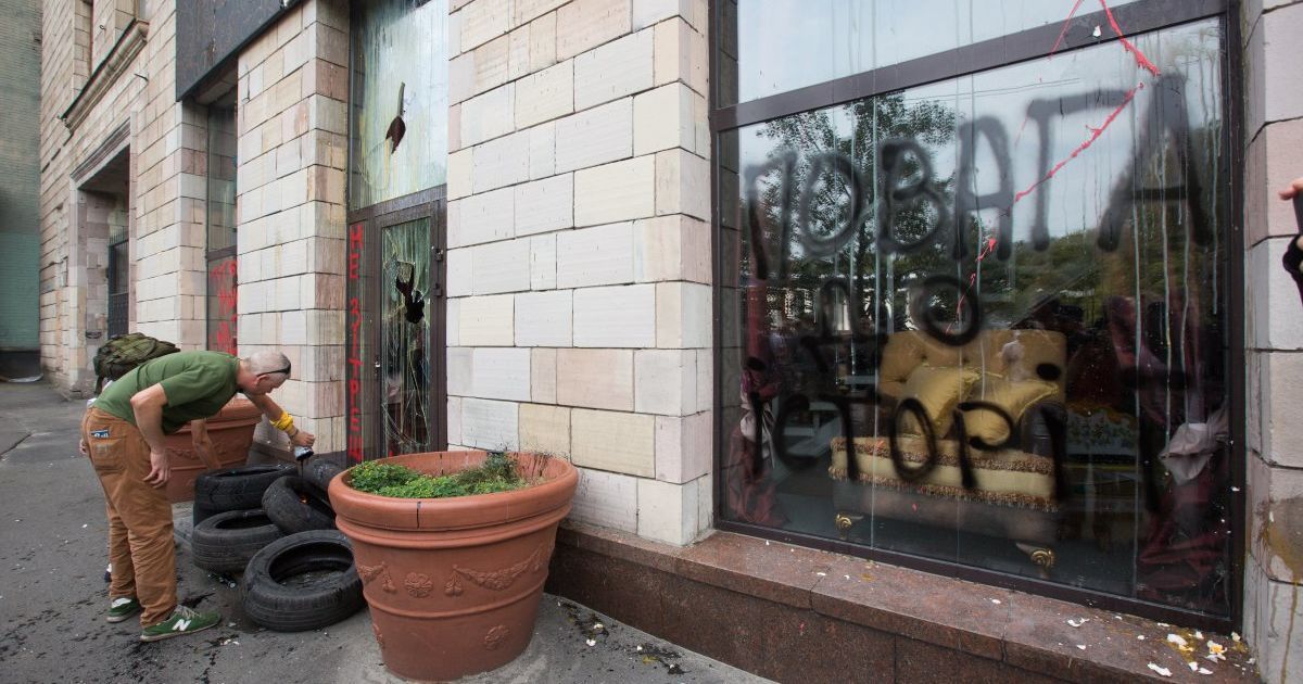 У Києві розгромили магазин, на фасаді якого стерли графіті часів Революції гідності _19 / © УНІАН
