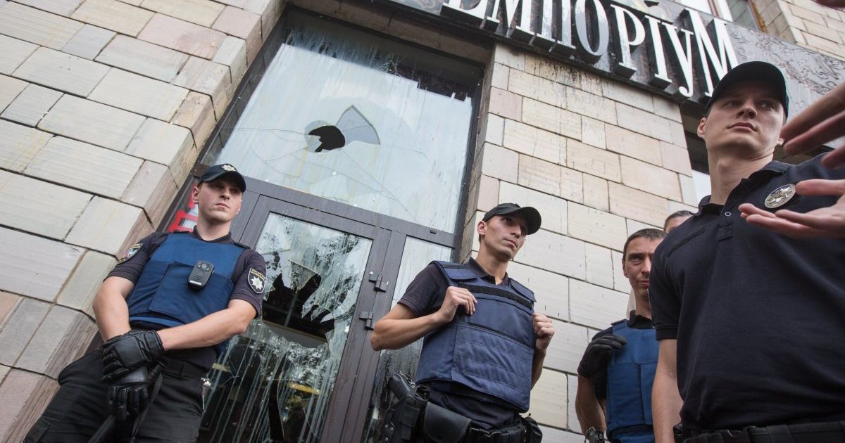 У Києві розгромили магазин, на фасаді якого стерли графіті часів Революції гідності _17 / © УНІАН