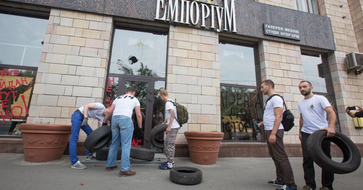У Києві розгромили магазин, на фасаді якого стерли графіті часів Революції гідності _12 / © УНІАН