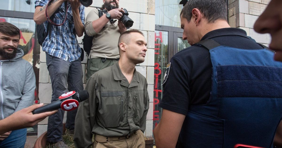 У Києві розгромили магазин, на фасаді якого стерли графіті часів Революції гідності _9 / © УНІАН