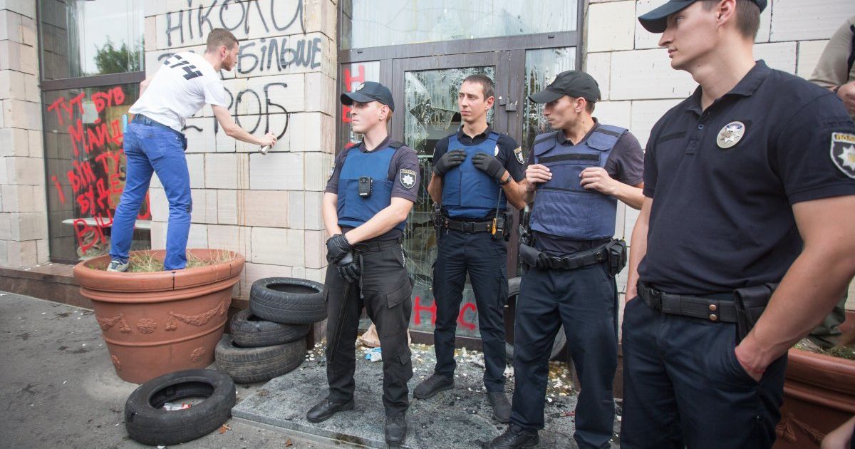 У Києві розгромили магазин, на фасаді якого стерли графіті часів Революції гідності _7 / © УНІАН