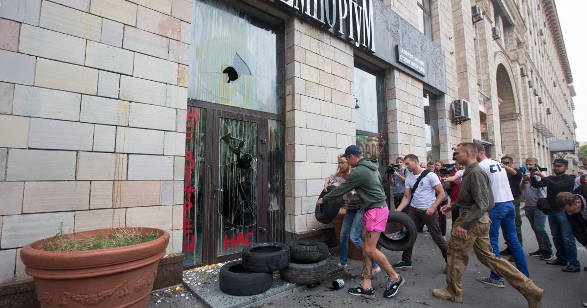 У Києві розгромили магазин, на фасаді якого стерли графіті часів Революції гідності _20 / © УНІАН