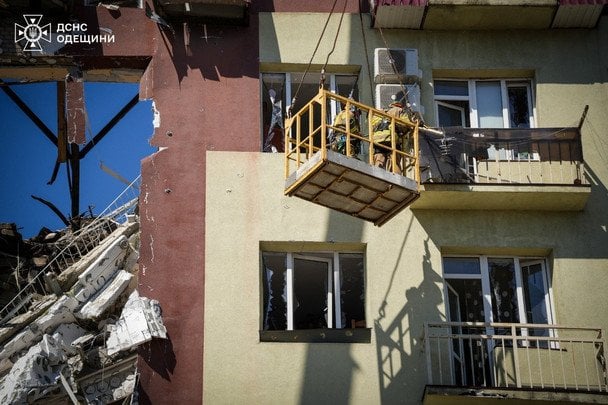 Кривавий удар по багатоповерхівці в Одесі 6 квітня.  / © ГУ ДСНС в Одеській області