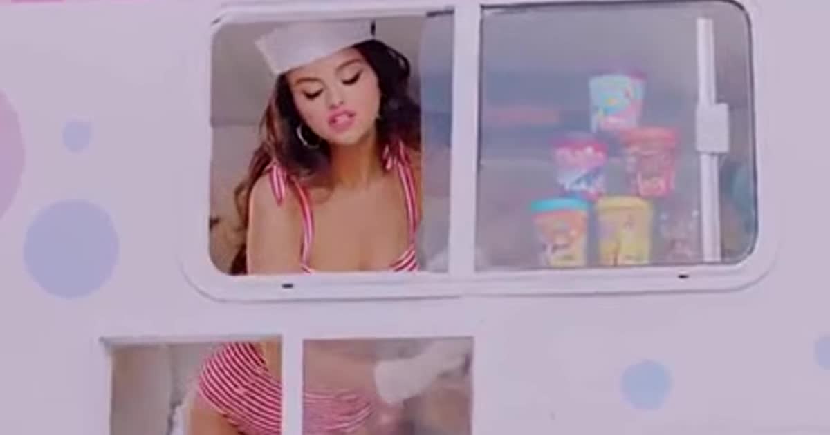 Схудла Селена Гомес у купальнику похизувалася фігуркою у новому кліпі