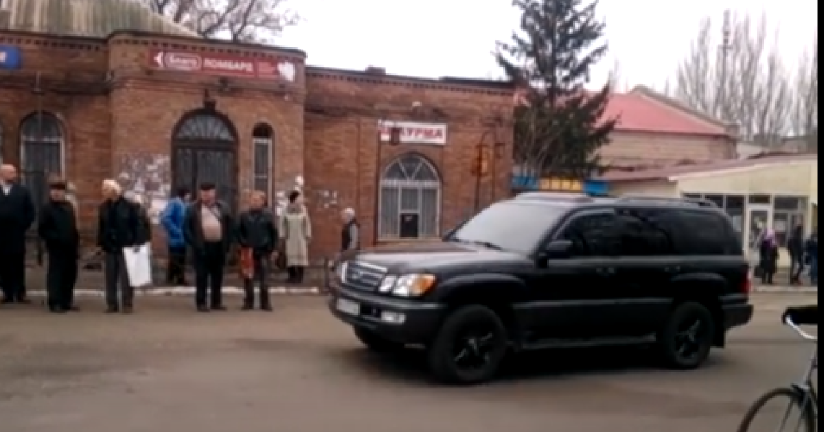 Захарченко приехал открывать магазин на дорогих машинах и с вооруженной охраной.